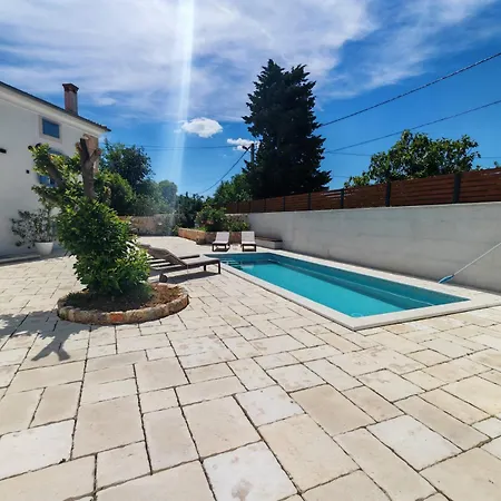 فيلة Mare - Island Krk, Traditional Stone House With Pool Kras